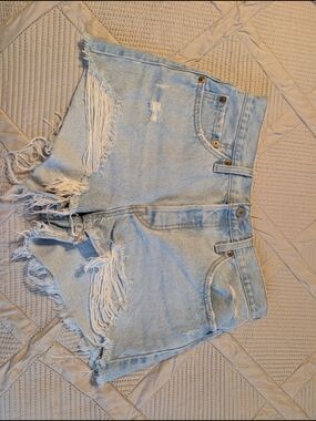 🩷🌸Levi's Light Blue Ripped Denim Shorts